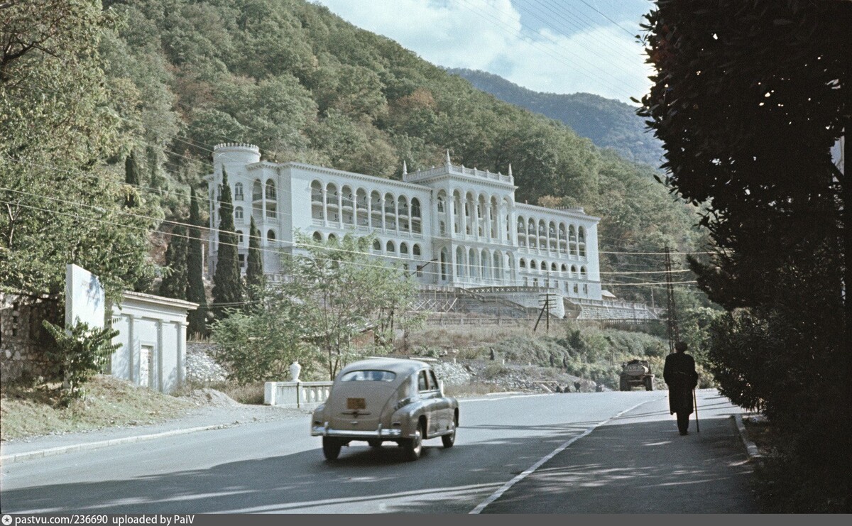 Санаторий "Грузия" в советское время. Фото взято тут: https://ru.pinterest.com/pin/219198706848597351/visual-search/?x=16&y=16&w=532&h=315&cropSource=6&surfaceType=flashlight