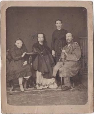 Юлия Жадовская в семейном кругу: отец, тетя, кузина(?)