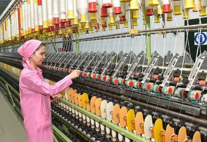 Производственный процесс на текстильной фабрике в Туркменистане (Фото: turkmenmetbugat.gov.tm)