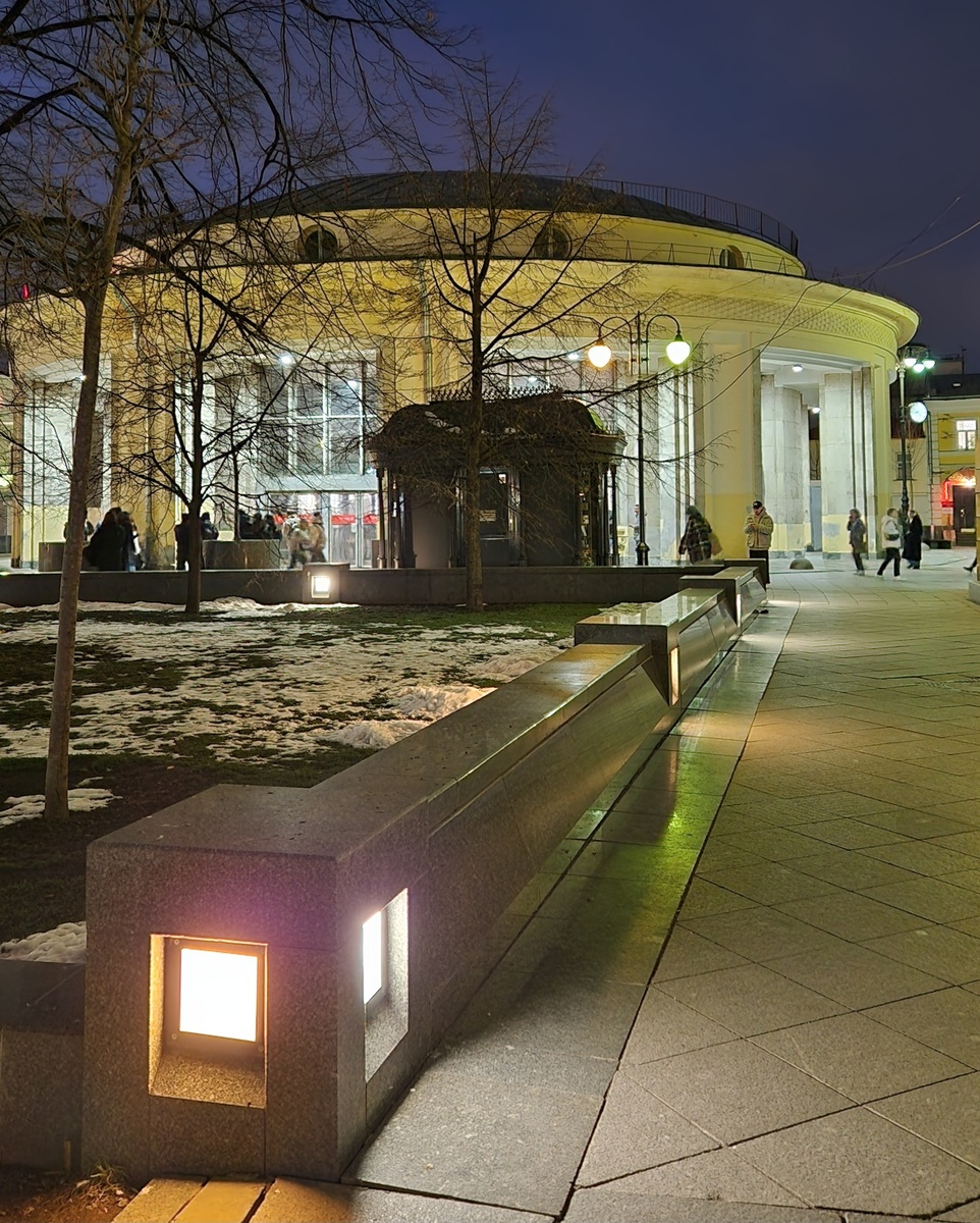 Вестибюль станции Новокузнецкая 1943 года, архитекторы: архитекторы Владимир Гельфрейх, Игорь Рожин и Любовь Шагурина.