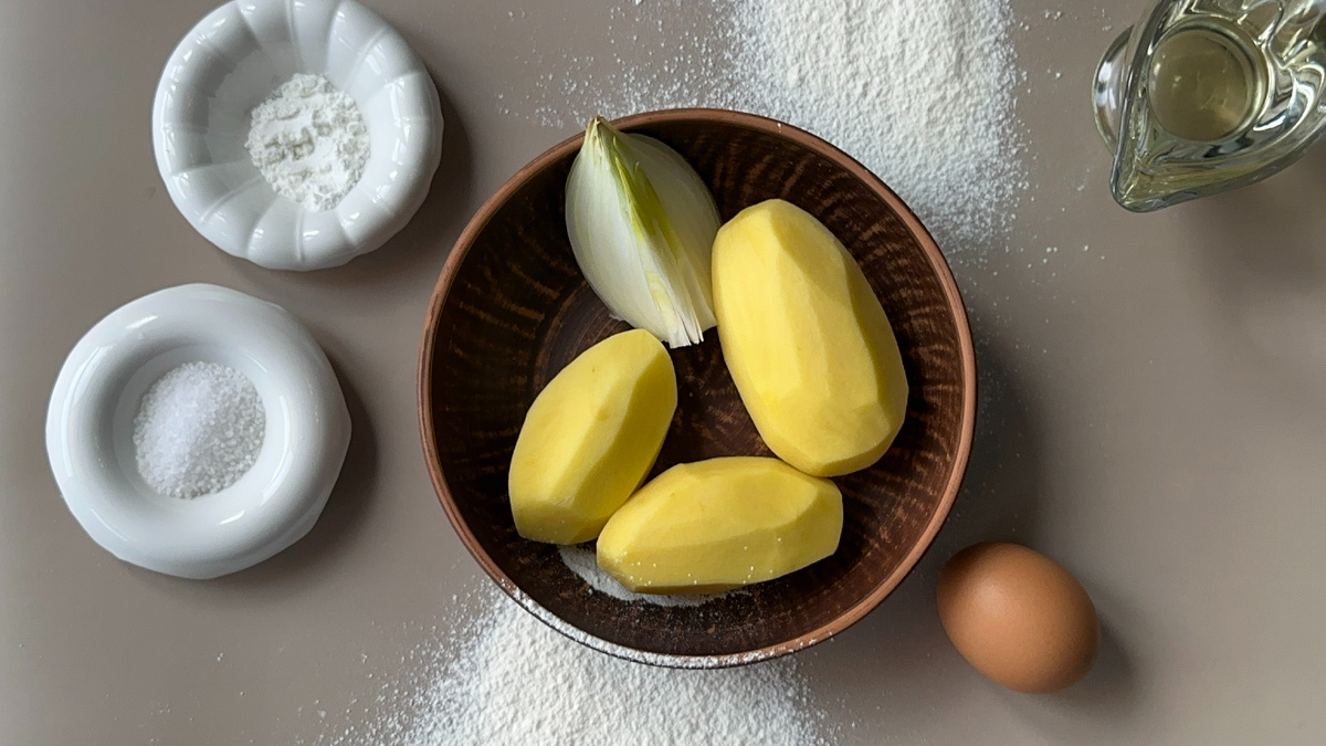 Минимум продуктов - максимум вкуса. Всё, что нужно для домашних драников, на одном фото. 