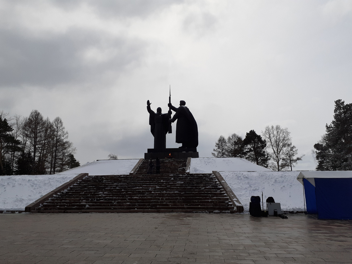 Мемориал, где Родина-мать даёт советскому солдату оружие
