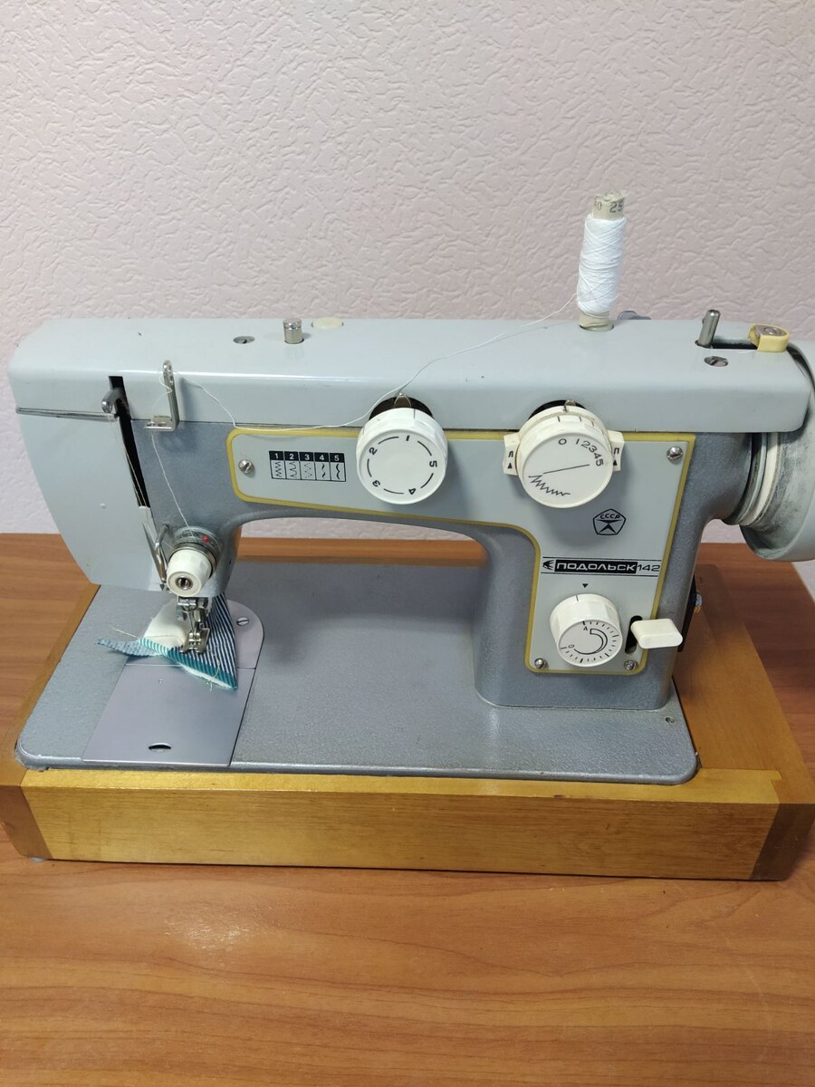 Швейная машинка времен СССР, просто для иллюстрации