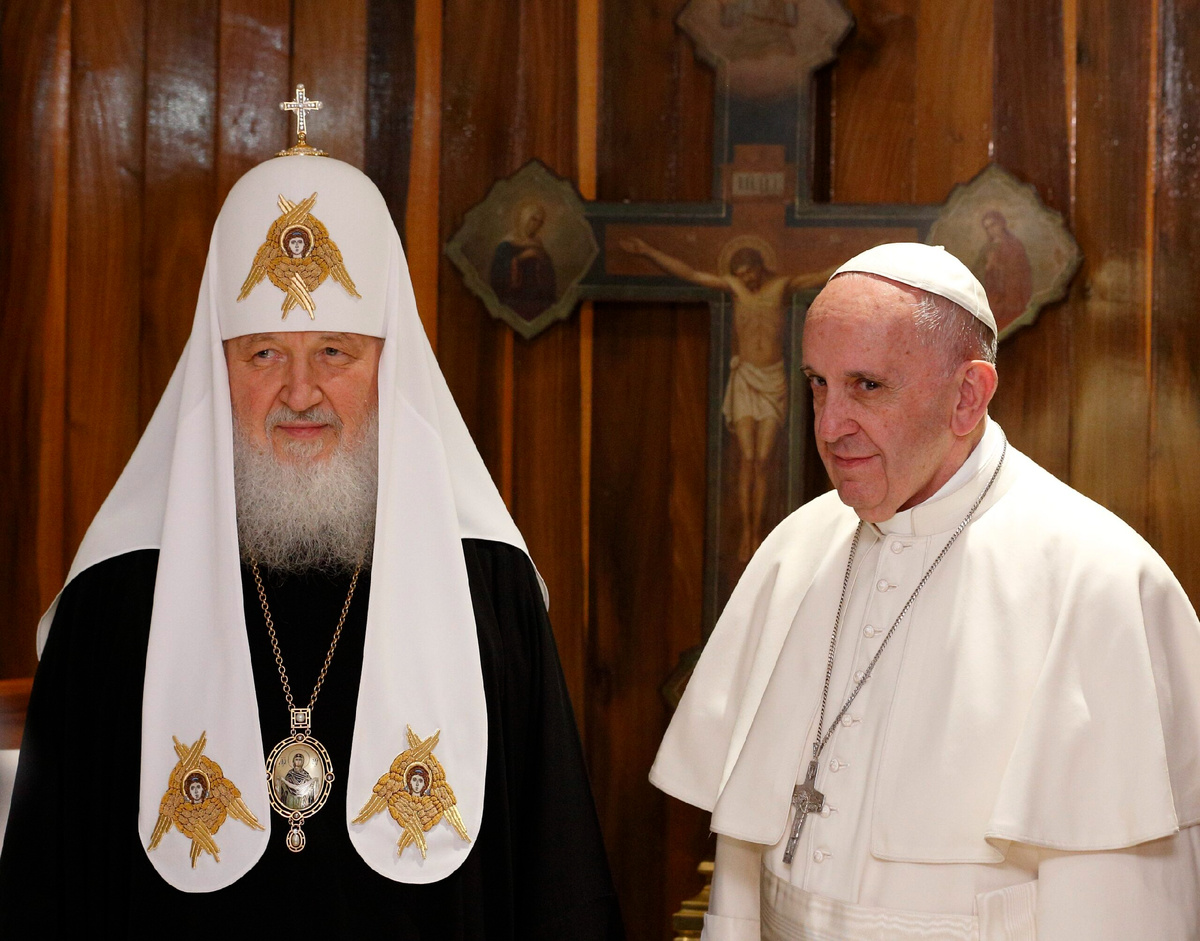 Патриарх Московский и Всея Руси Кирилл и Папа Римский Франциск позируют для фотосессии в начале своей исторической встречи, состоявшейся 12 февраля 2016 года в здании международного аэропорта имени Хосе Марти столицы Кубы — Гаваны. Встреча такого уровня стала первой за всю историю Русской православной и Римско-католической церквей. Источник: CNS photo/Paul Haring