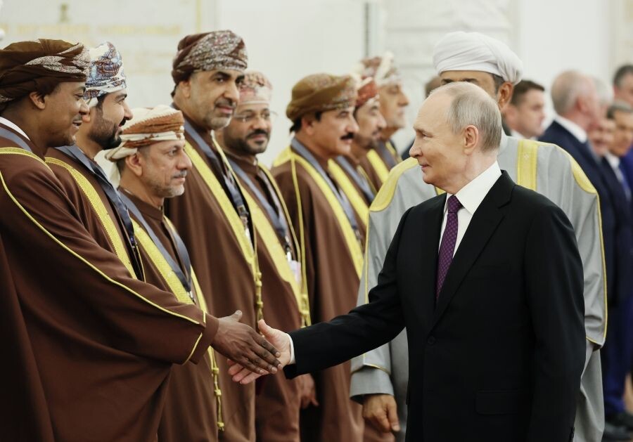    Владимир Путин приветствует членов делегации Омана в Кремле / Источник: © Сергей Савостьянов/POOL/РИА Новости