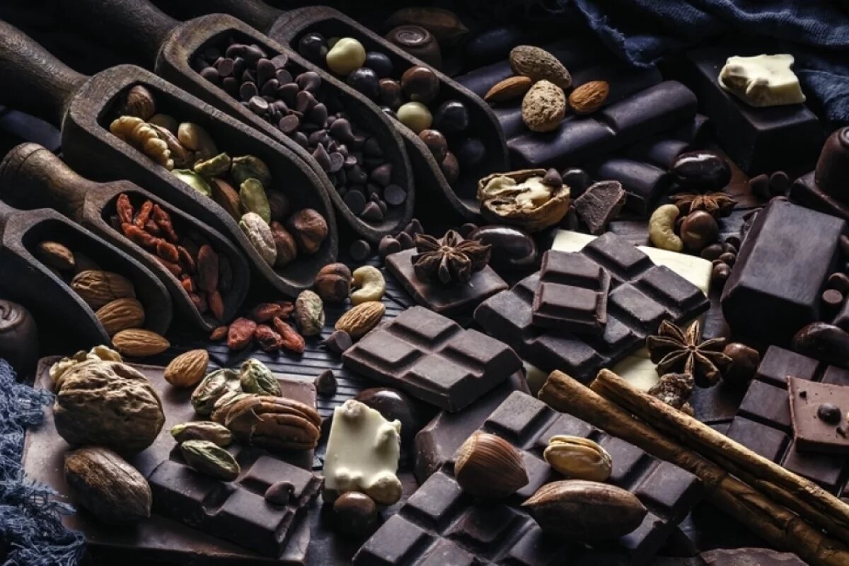    Темные сорта изюма и шелковицы можно использовать в качестве растительного перекуса в сочетании с орехами. Это позволит обогатить рацион клетчаткой, витаминами и микроэлементами.