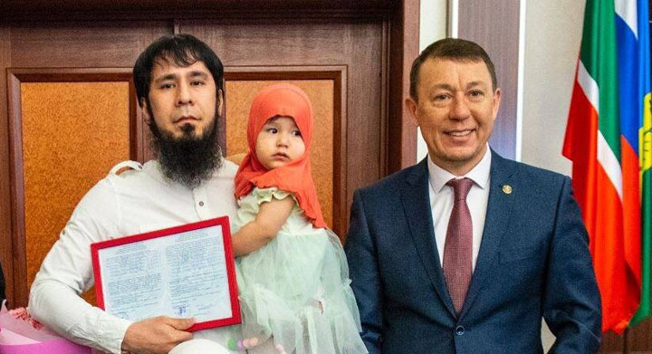 Чемпион по намазу Холзода Мухиддин и глава Нижнекамского района Рамиль Мулин. Фото: администрация Нижнекамска.