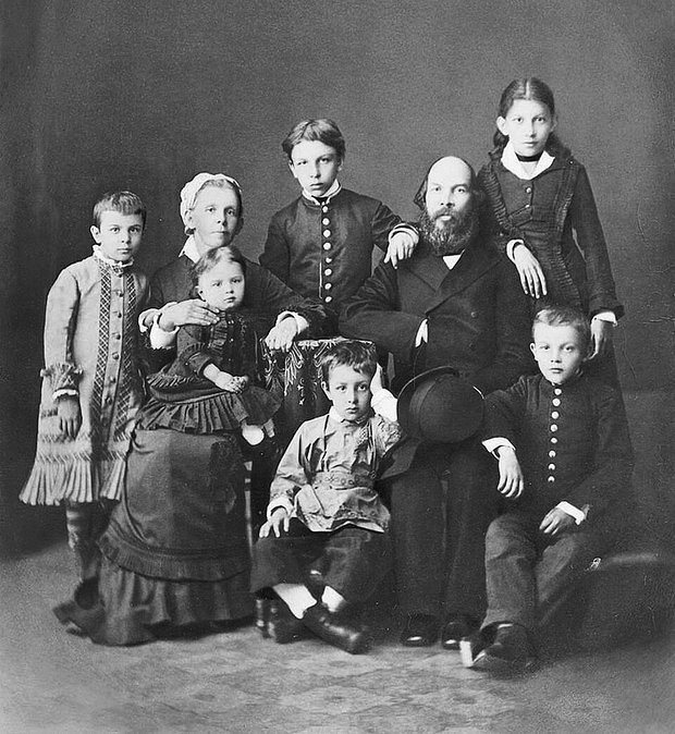 В.И.Ленин в гимназические годы в кругу своей семьи. Стоят (слева направо): Ольга, Александр, Анна. Сидят (слева направо): Мария Александровна c дочерью Марией на руках, Дмитрий, Илья Николаевич, Владимир. Симбирск, 1879 / Неизвестный автор