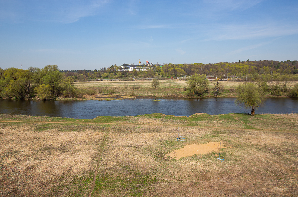 Вид на Саввино-Сторожевский монастырь и Москва-реку с Мясиной горы. Звенигород, Одинцовский городской округ, Московская область. Фото автора статьи 