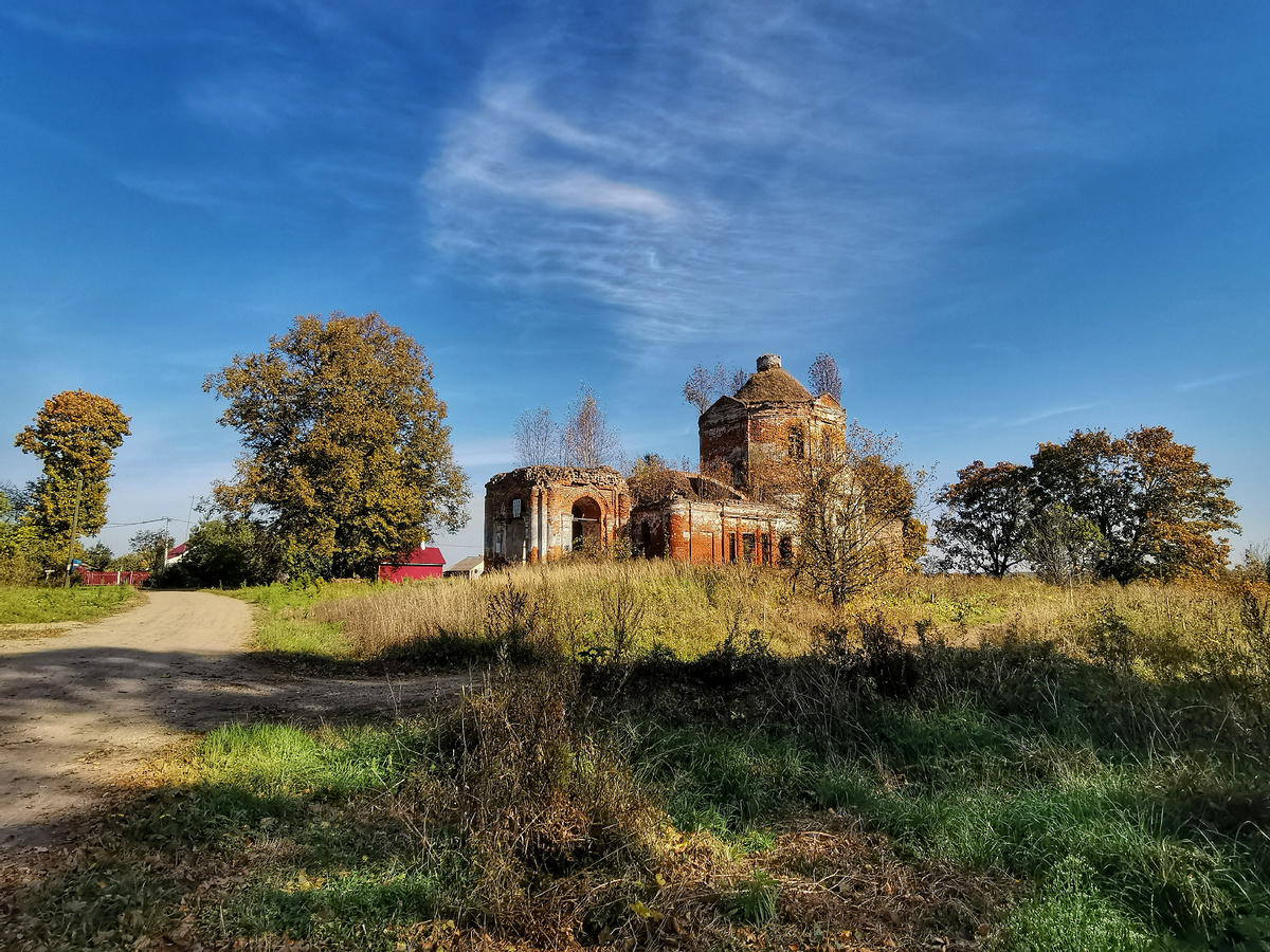 Голопёрово, церковь Трех Святителей.