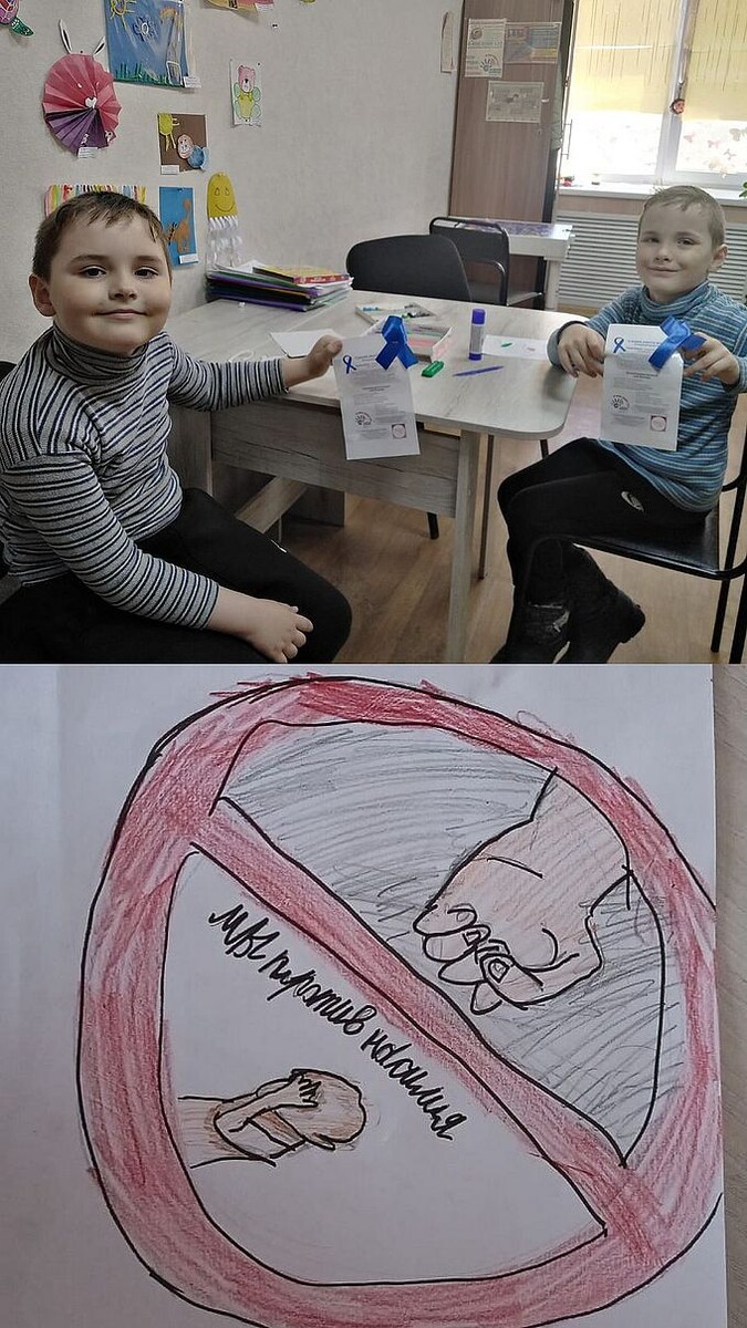 Два мальчика за столом рисовали рисунки против насилия