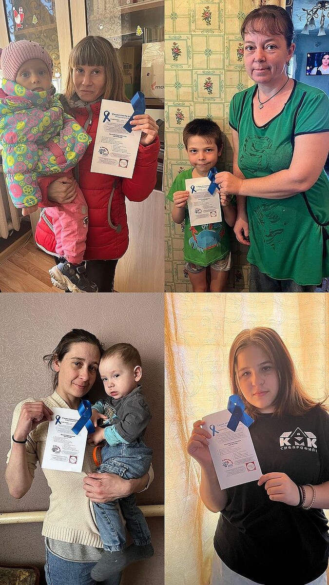 Молодые мамы с детьми, получившие буклет акции «Синяя лента апреля»