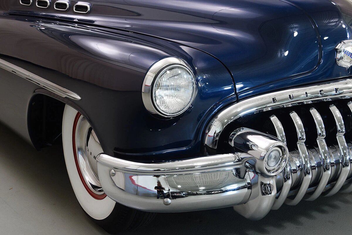"Когда бамперы были большими... " - Buick Roadmaster 1950 года в качестве наглядного примера.