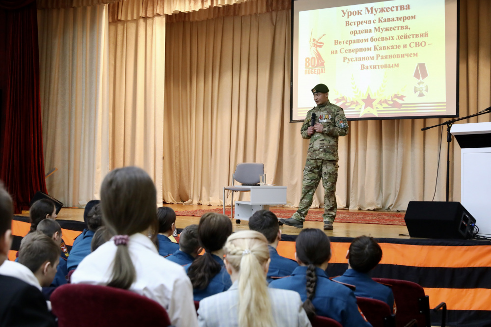    В Белоярской школе прошел «Урок мужества» с ветераном СВО