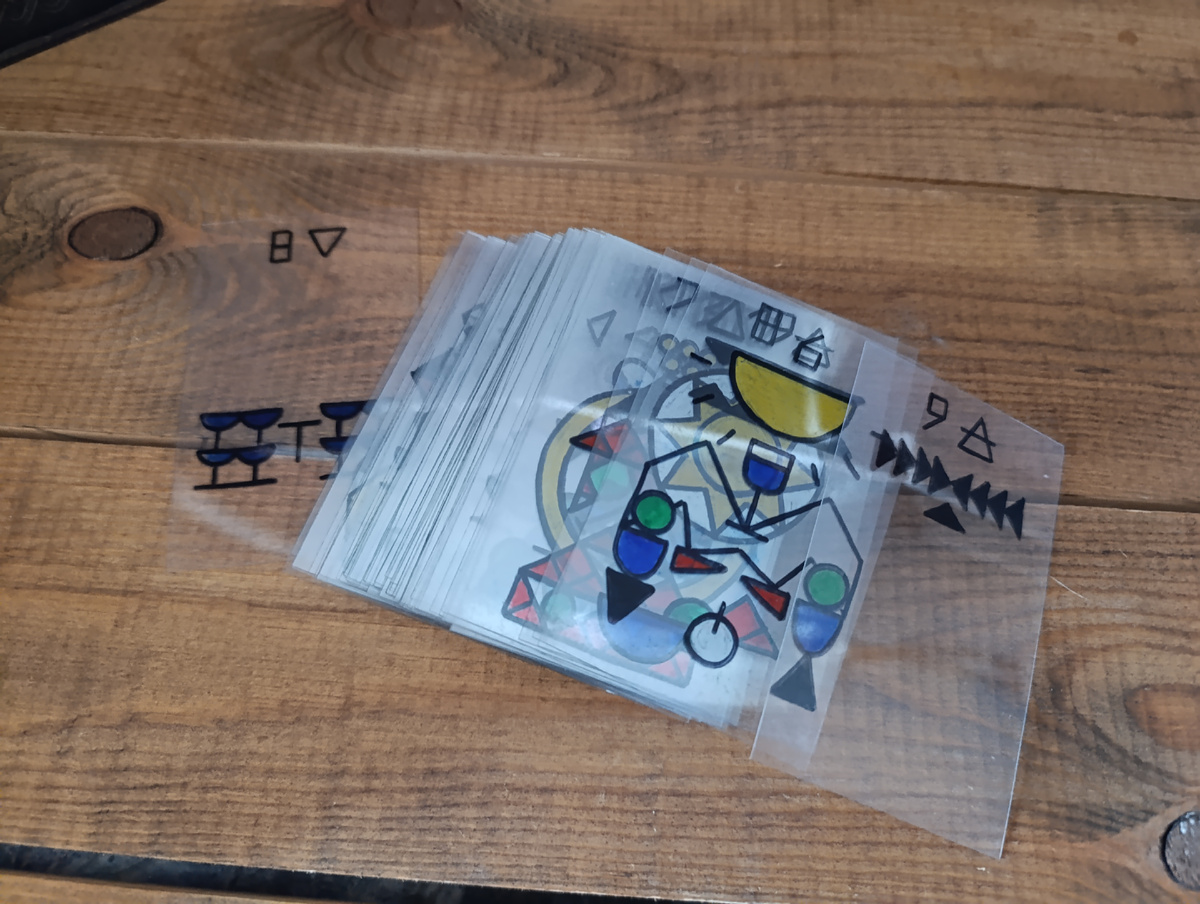 Обратите внимание на подколодную карту и ту, что сверху. О них чуть ниже. Они говорят об общей атмосфере расклада. 