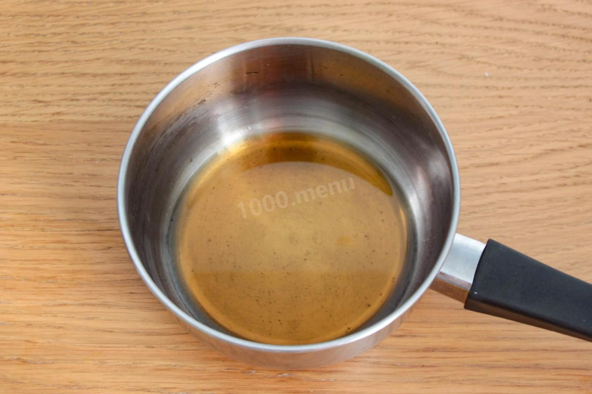 В сотейник всыпьте сахар и добавьте 3 столовые ложки воды из общего количества. Поставьте на огонь и, помешивая, дождитесь закипания. Проварите сироп в течении 2-3 минут, до полного растворения сахара. Готовый сироп полностью остудите.