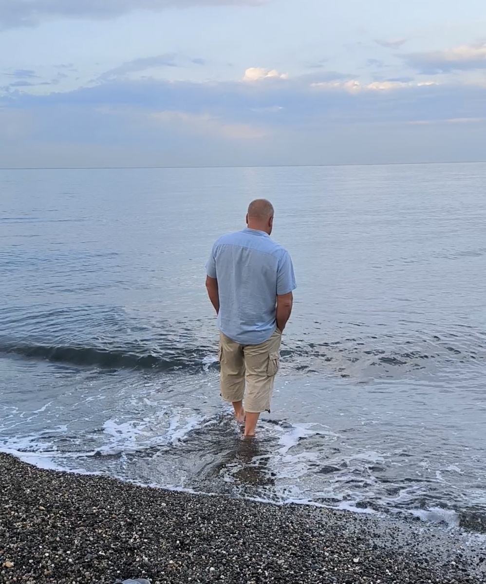 В море только ножки помочили