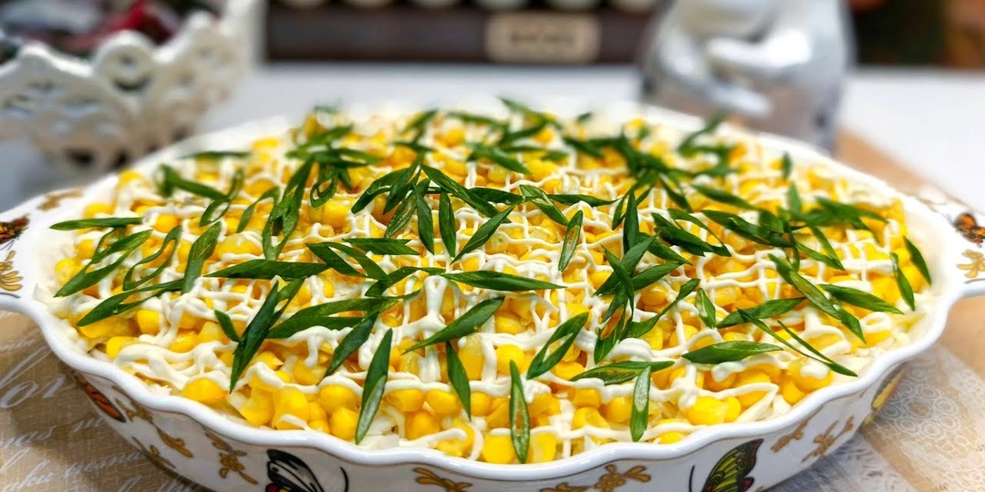 Нежный изысканный салат из крабовых палочек с кукурузой и сыром