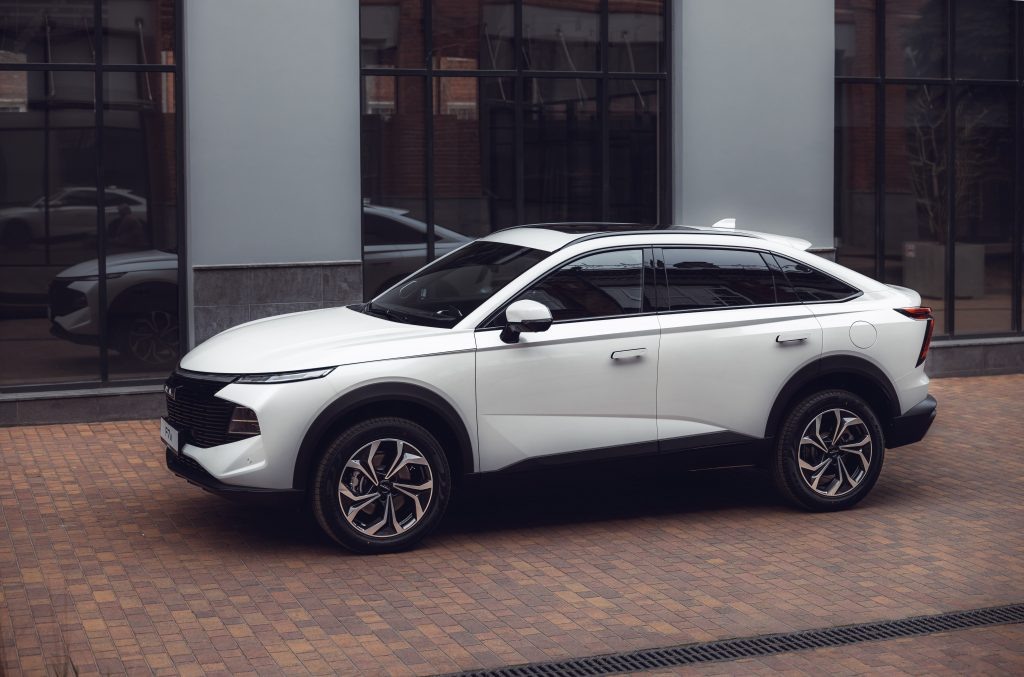 Haval F7x нового образца для России: производство автомобиля налажено на заводе в Тульской области.