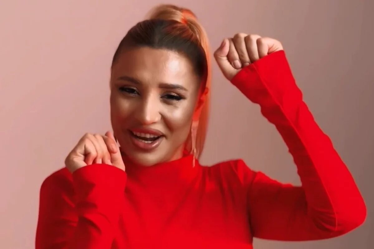    Уроженка Азербайджана активно выступает на свадьбах и концертах.