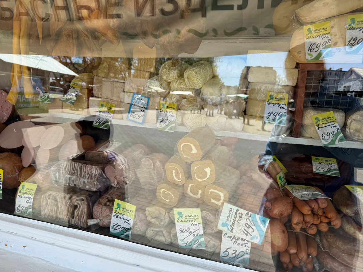 Ассортимент колбасных изделий на ярмарке в одной из палаток... Фото автора