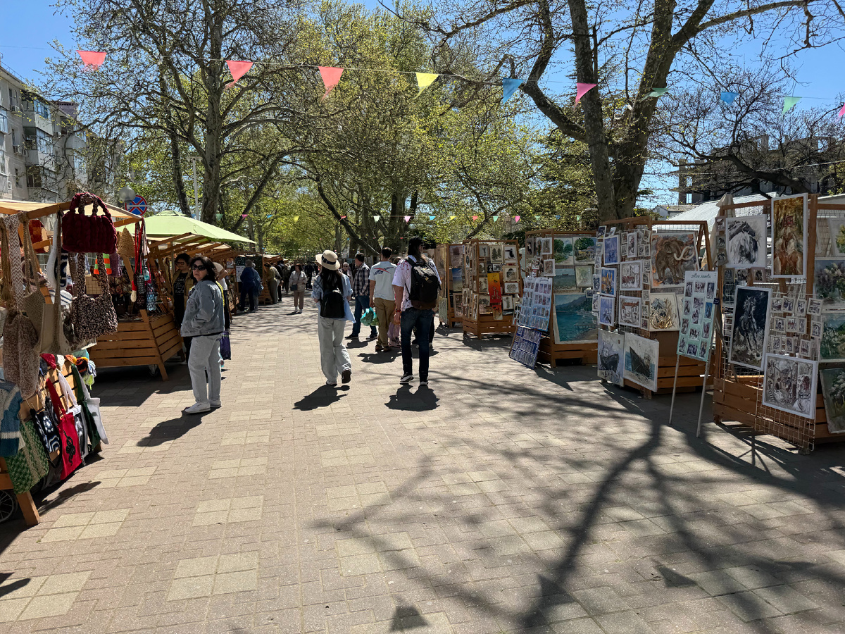Есть на ярмарке в Геленджике и "город мастеров"... Фото автора