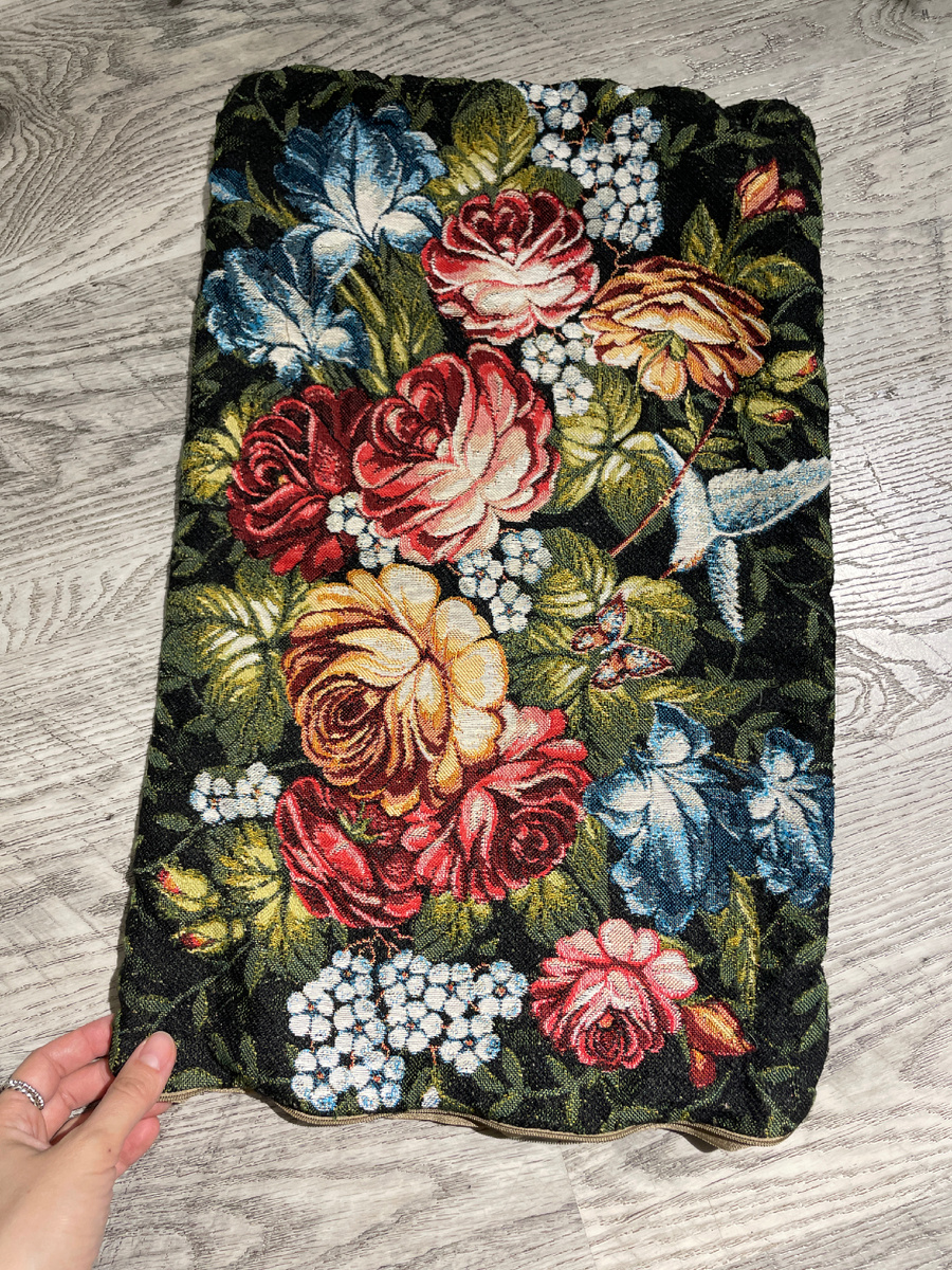 Эту наволочку с невероятным принтом я купила как раз в одном из рядов 🤩