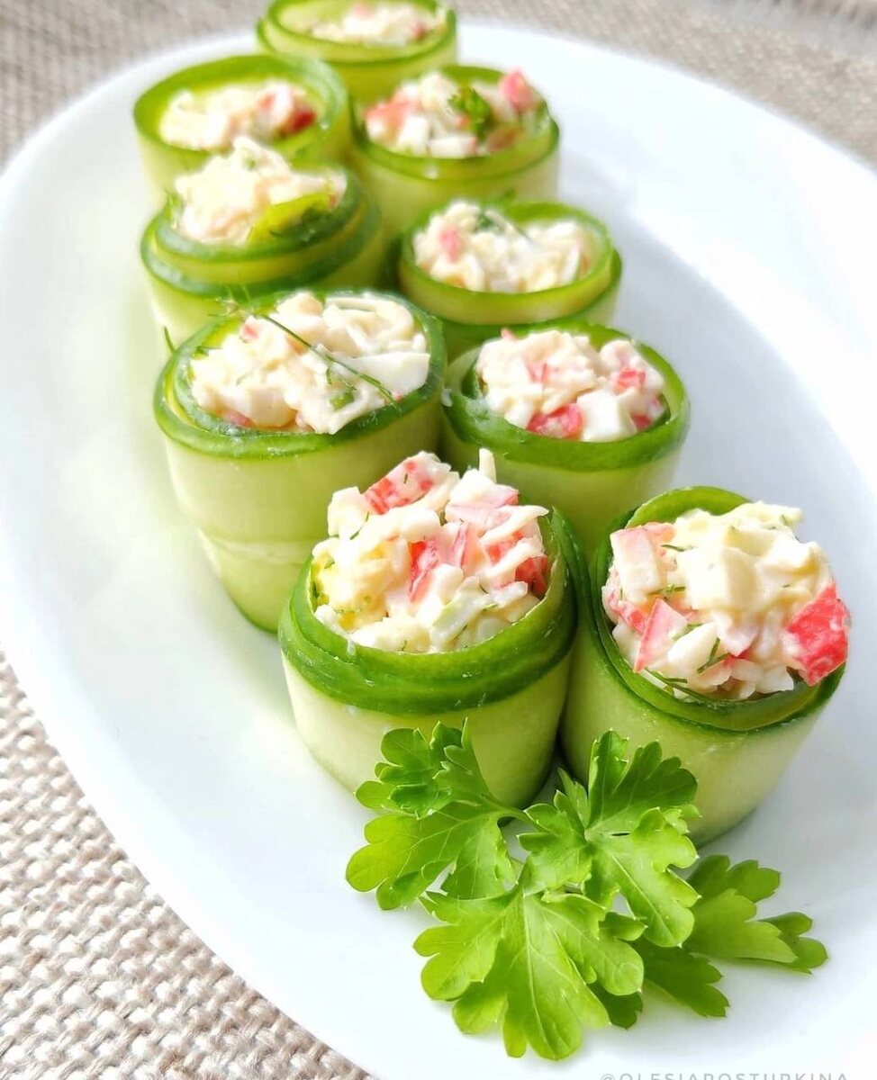 А можно и как закуску на праздничный стол подать😜. Сохраняйте обязательно, вам понравится.
⠀
Выход 290г.
⠀
КБЖУ на 100г.: 92/6.6/5.5/3.8.
⠀
КБЖУ на всю эту большую порцию всего 267/19.2/15.9/11.
⠀
Ингредиенты:
- 120г огурца (огурец был больше, не все полосочки получились)
- 60г крабовых палочек (3шт., можно взять креветки, курицу, тунец и тд)
- 1 вареное яйцо
- 25г сметаны 15%
- 3г горчицы
- 20г сыра
- пару веточек укропа
- сухой чеснок по вкусу
- пара капель сока лимона
- соль.
⠀
Приготовление:
Огурцы нарезать слайсами. Можно ножом, но я воспользовалась овощечисткой. Палочки, яйцо, зелень мелко нарубить. Сыр натереть. Смешать сметану, горчицу, сок лимона и соль - получилась заправка. Смешать все кроме огурцов - получилась начинка. Выложить начинку на огурцы и завернуть. У меня слайсы были тонкие и очень хорошо держалось. Если не держатся - скрепите зубочистками.
⠀