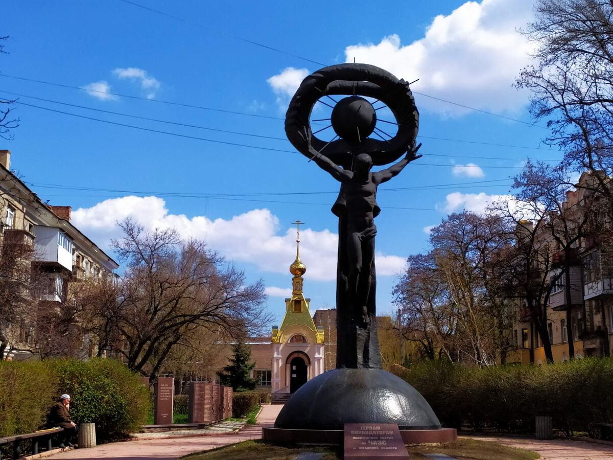 Аллея памяти и памятник ликвидаторам аварии на ЧАЭС. 