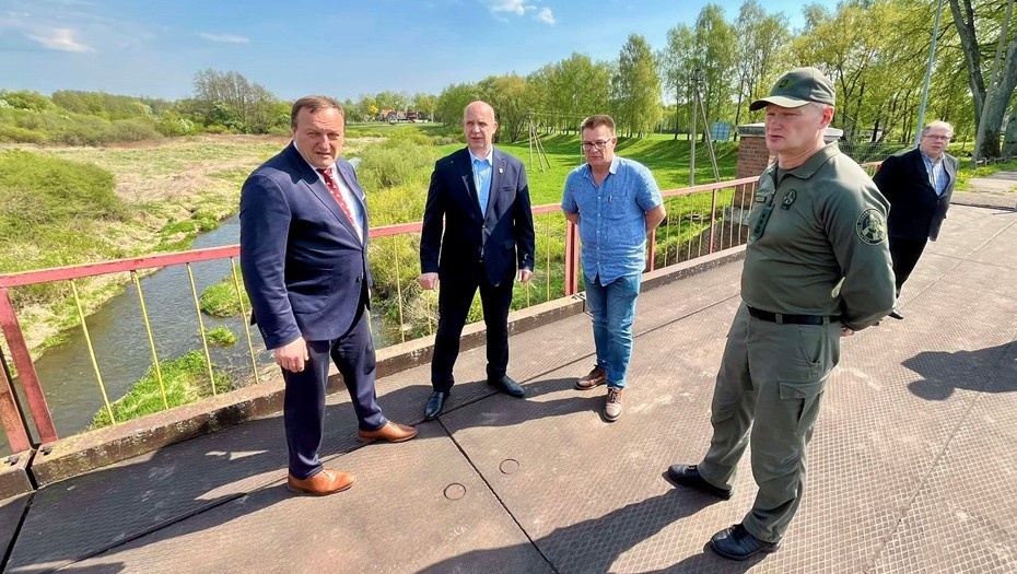    Министр внутренних дел Литвы Владислав Кондратович (крайний слева) во время посещения Пагегяйской погранслужбы Государственной пограничной службы Литвы, апрель 2025 года.