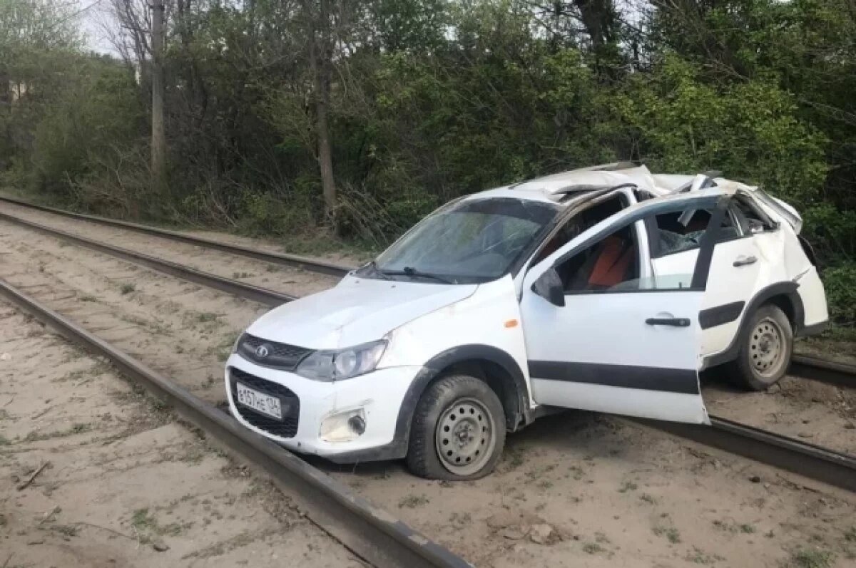    Вылетевшая на пути «Лада» остановила трамваи в Волгограде