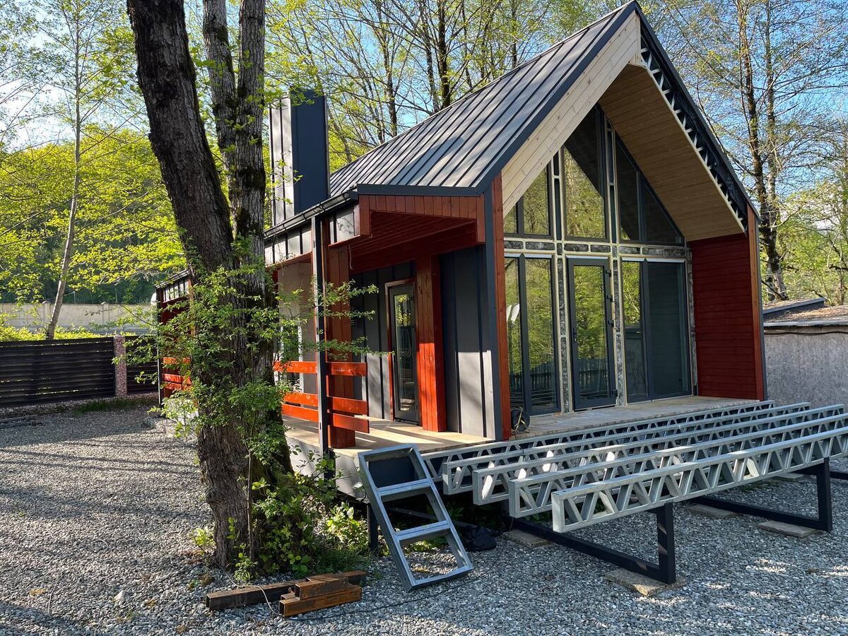 Дом Глэмпинг парк. Долина горной реки на стадии строительства