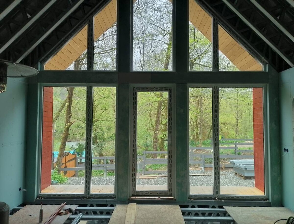 Второй свет в гостинной увеличивает пространство