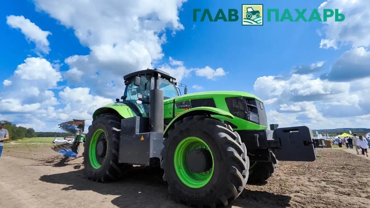 Фото: © Артем Борисов / Glavpahar.ru
Гибридный трактор одного из китайских производителей с плугом (фото иллюстративное)