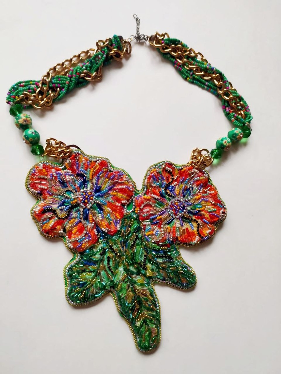 Самое первое колье Анны Риккинен, вышитое гладью и бисером поверх махровой ткани. Название: "Мое яркое лето".