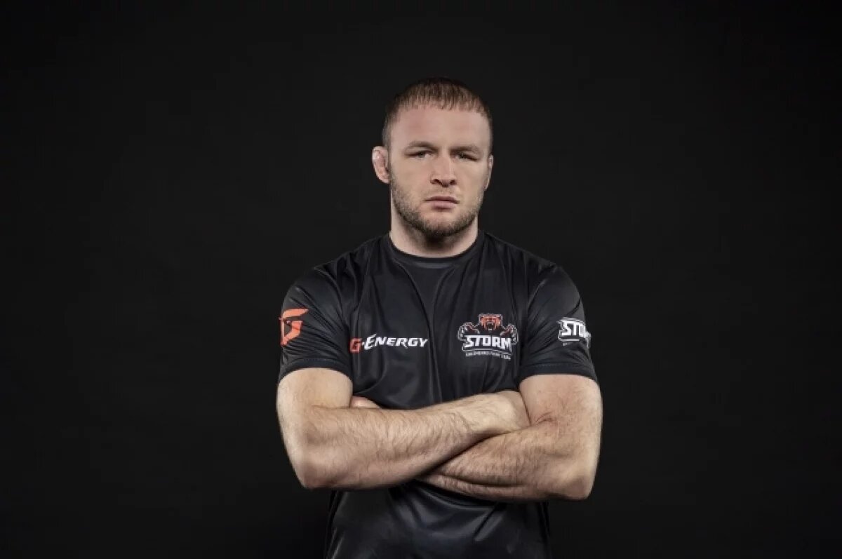    Омский боец Шлеменко встретился с соперником перед поединком