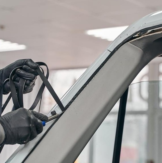 Снятие слоя старого клея в проеме кузова