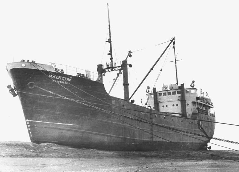 Выброшенный на берег теплоход «Мусоргский». Вид со стороны моря. Май 1953 года*