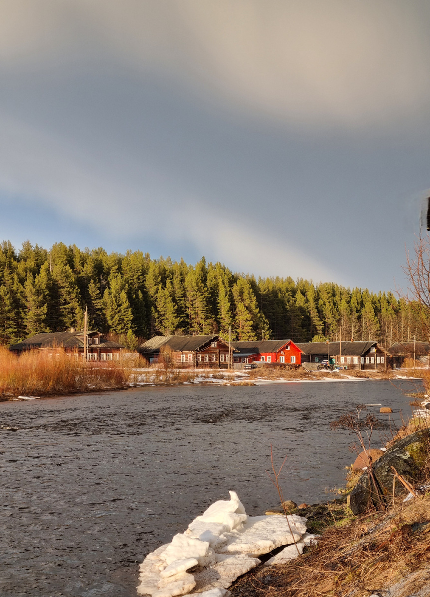 Северная деревня на берегу реки. Фото автора статьи.