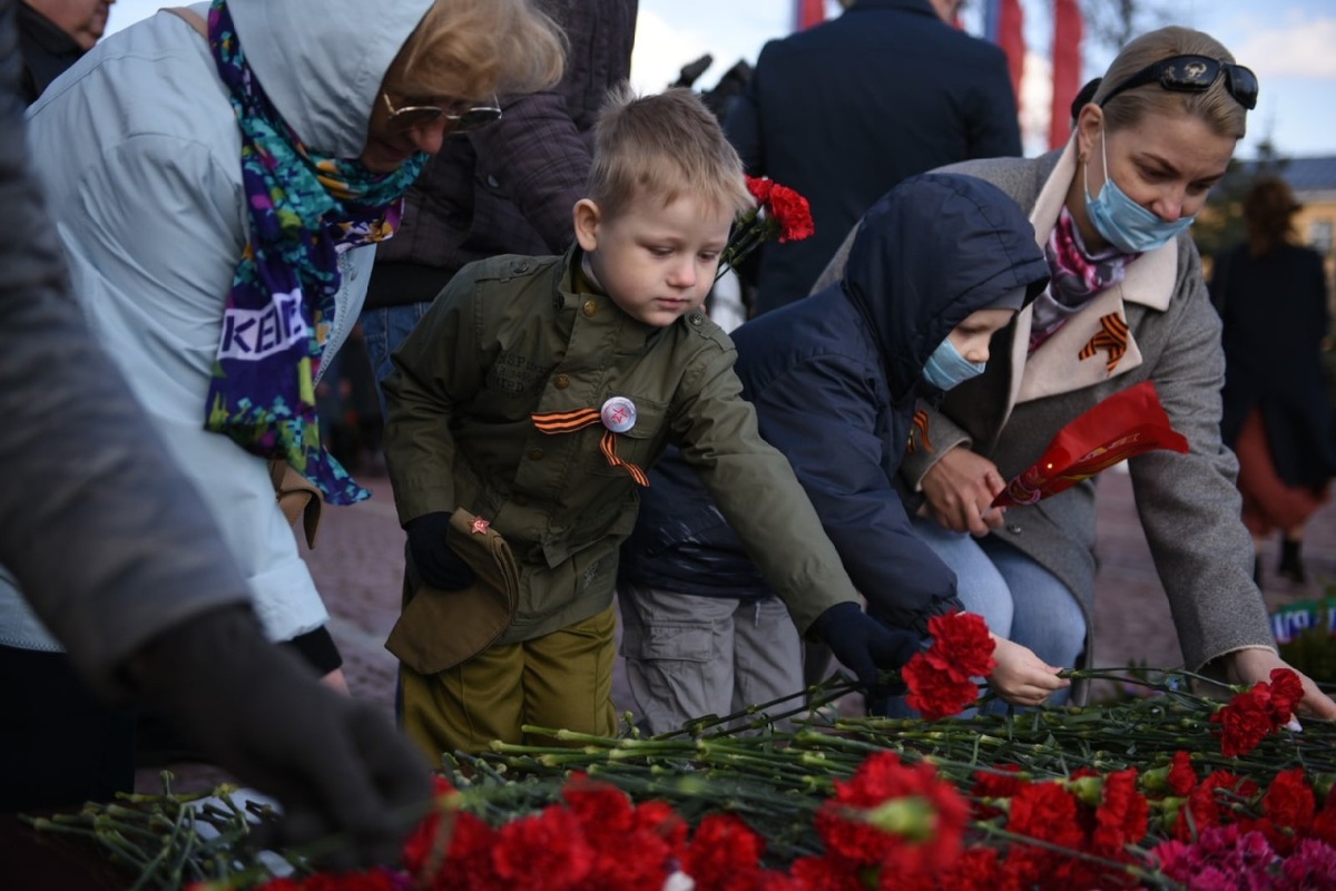    Возложение цветов к Вечному огню в День Победы. Фото: "Республика" / Лилия Кончакова