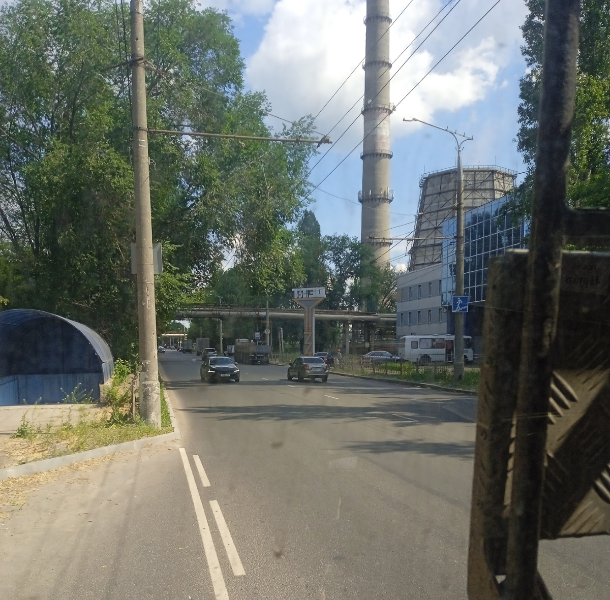 Тольятти, улица Новозаводская. Фото автора, снято из троллейбуса по ходу движения