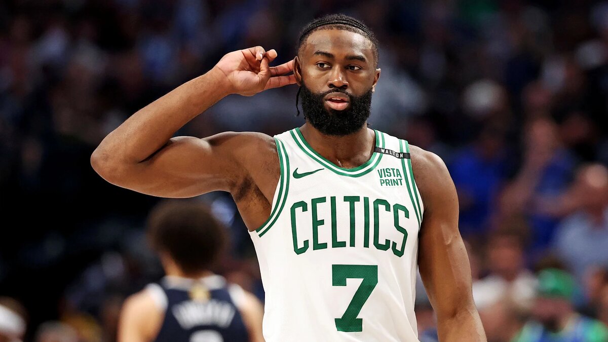 Защитник «Бостон Селтикс» Джейлен Браун заводит трибуны в четвёртой четверти третьего матча Финала НБА 2024 года против «Даллас Маверикс» в American Airlines Center. / Фото: Kevin Jairaj – Imagn Images