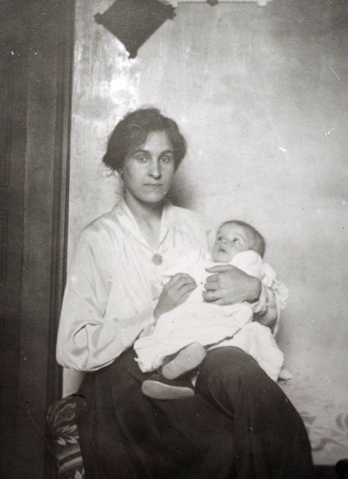 Гала и маленькая Сесиль (Источник)