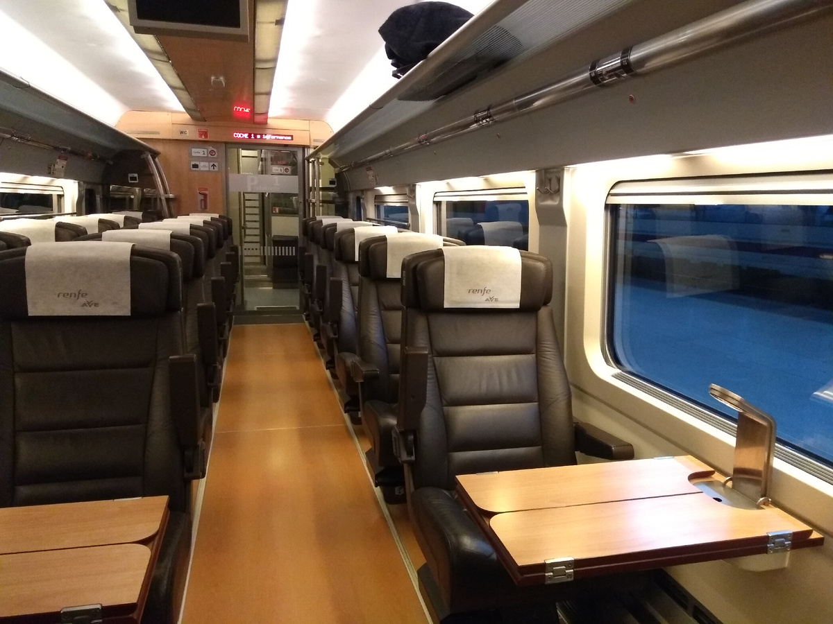 В отсутствие пассажиров удалось и видео поснимать и фотосессию сделвть.