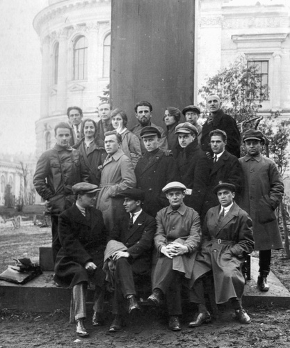 Студенты-юристы во дворе МГУ. Фото: архив Владимира Александровича Карлова