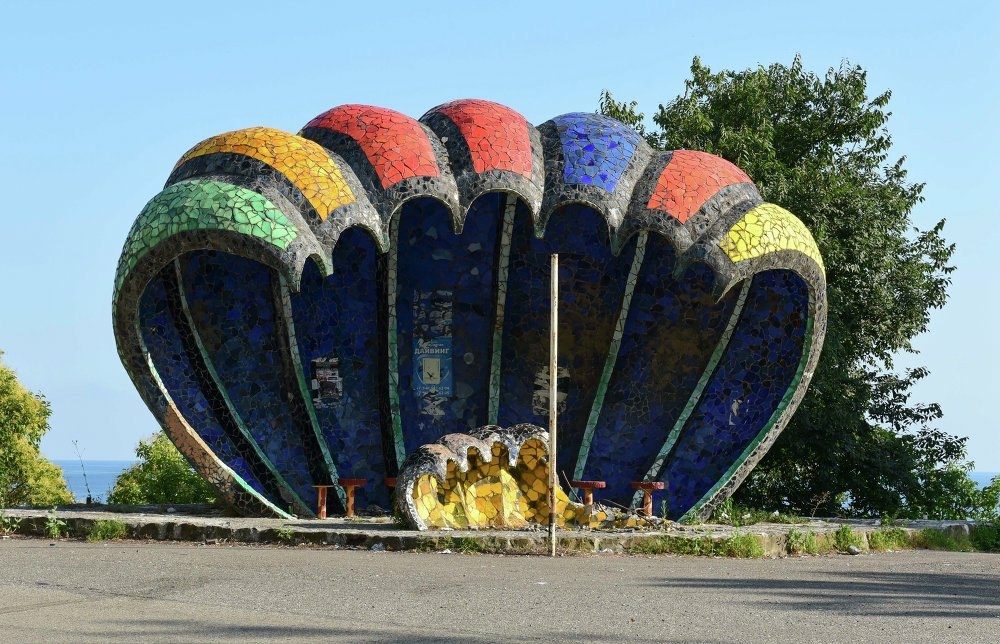 Автобусная остановка в Гаграх, автор – З. Церетели. Фото: Я ЛЮБЛЮ ЛАЗАРЕВСКОЕ Сочи / ВКонтакте