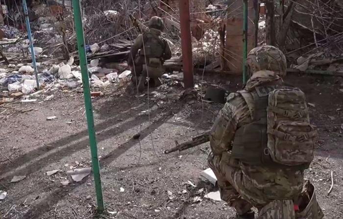Сапёры-десантники Ивановского соединения очищают освобождённые кварталы Часов Яра, источник Телеграм-канал Минобороны России
