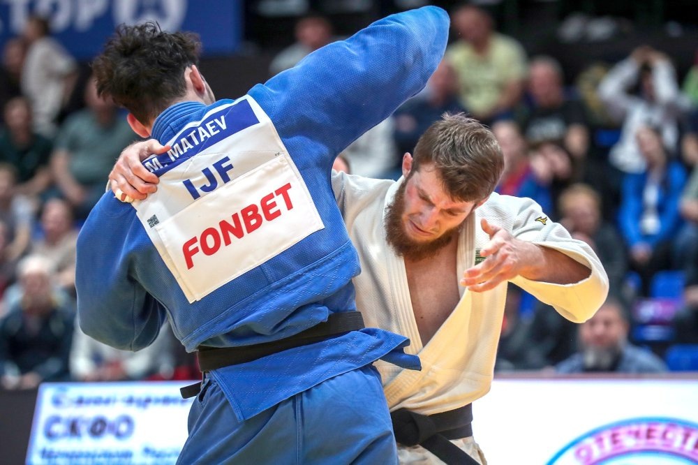    Атака победителя соревнований в категории до 100 кг Адама Сангариева в финальной схватке молодежного первенства страны. / Фото: Пресс-служба Федерации дзюдо России