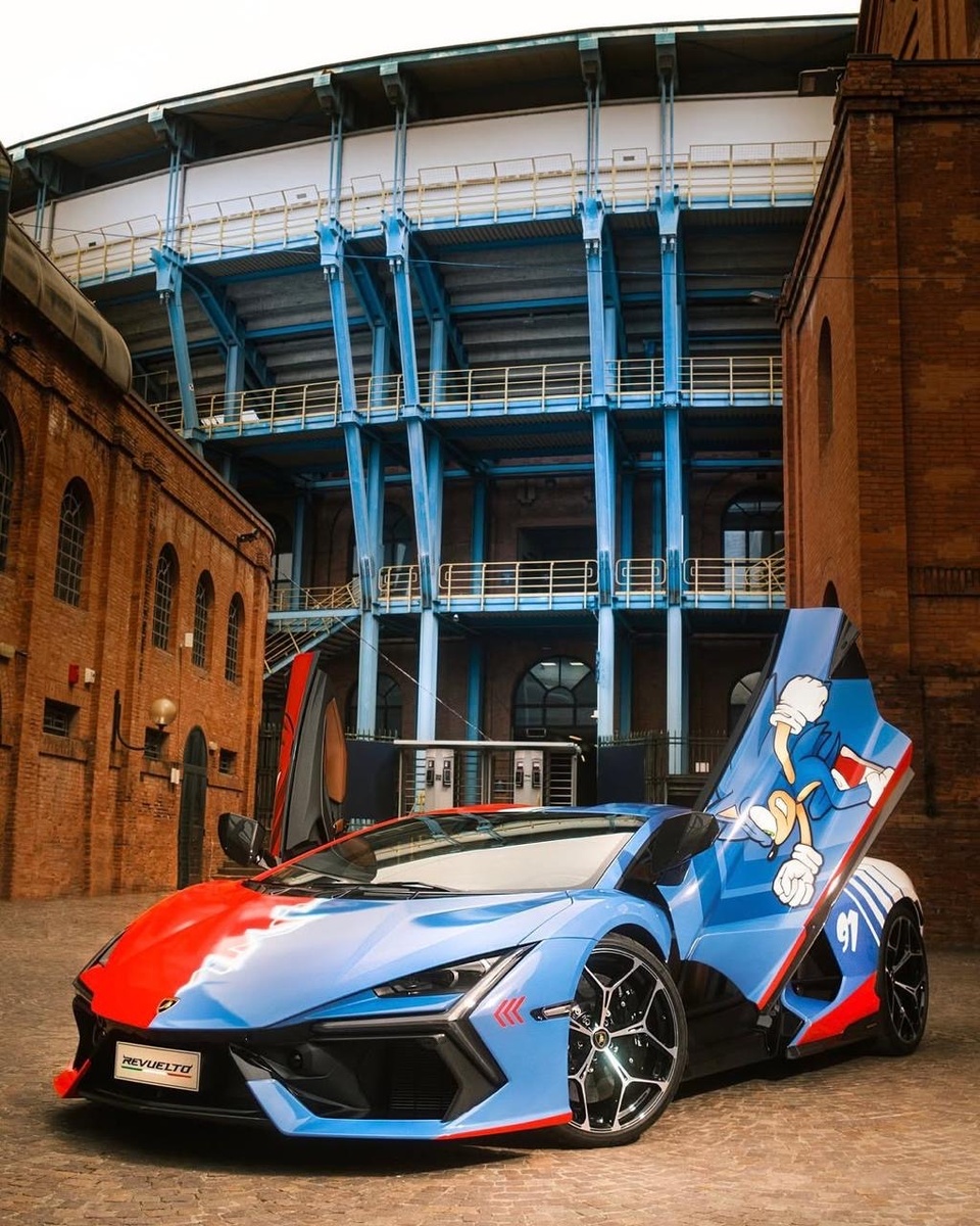 Lamborghini Revuelto в стиле «Соника»