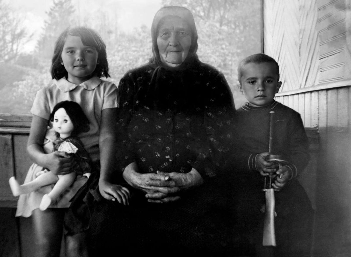 Акулина Дудина с внуками Людмилой и Александром